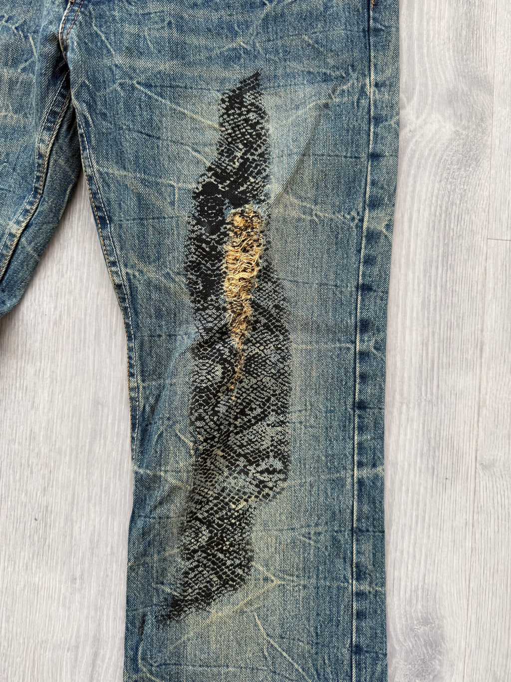 Baggy jeans with lace print