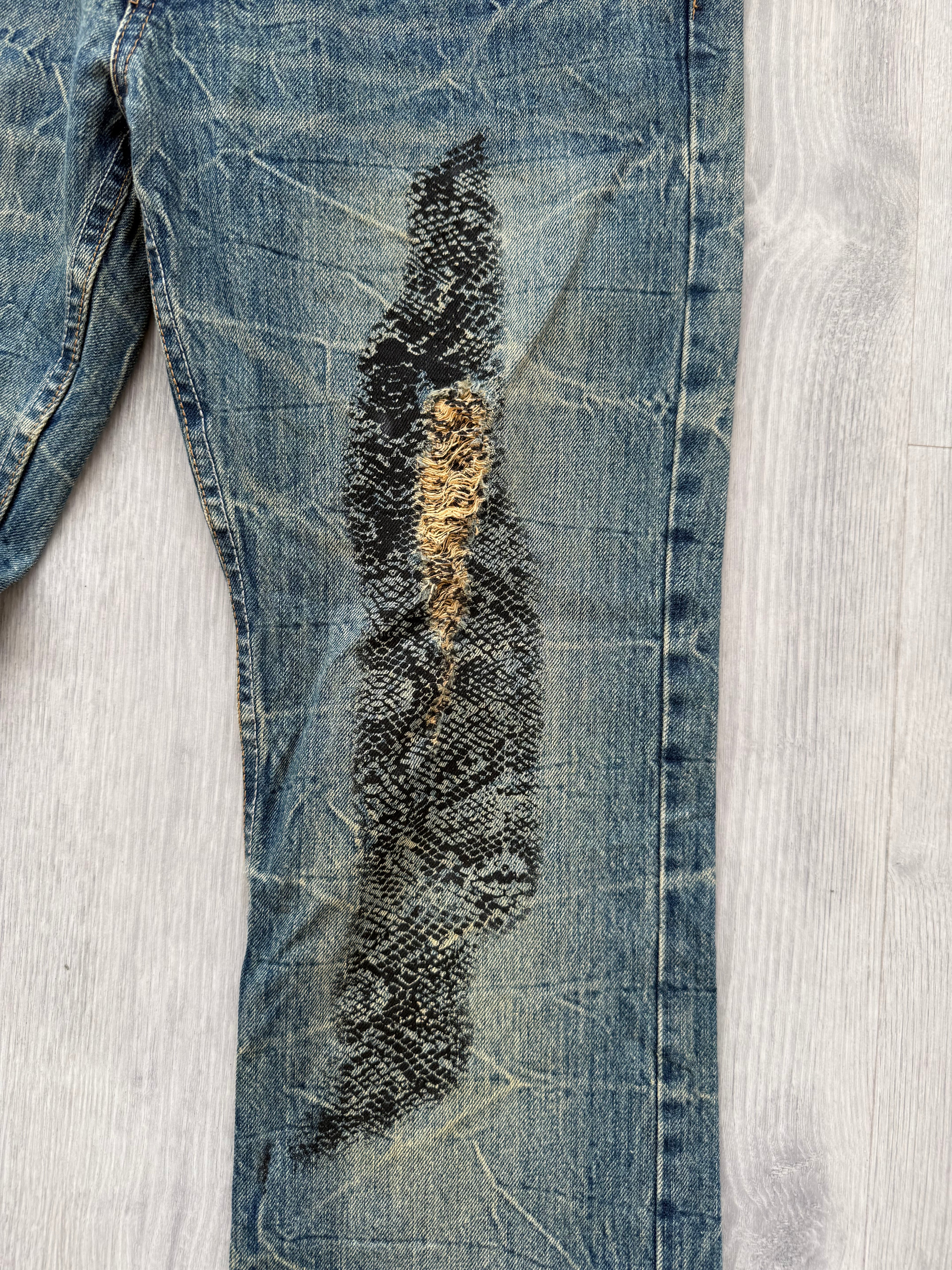Baggy jeans with lace print