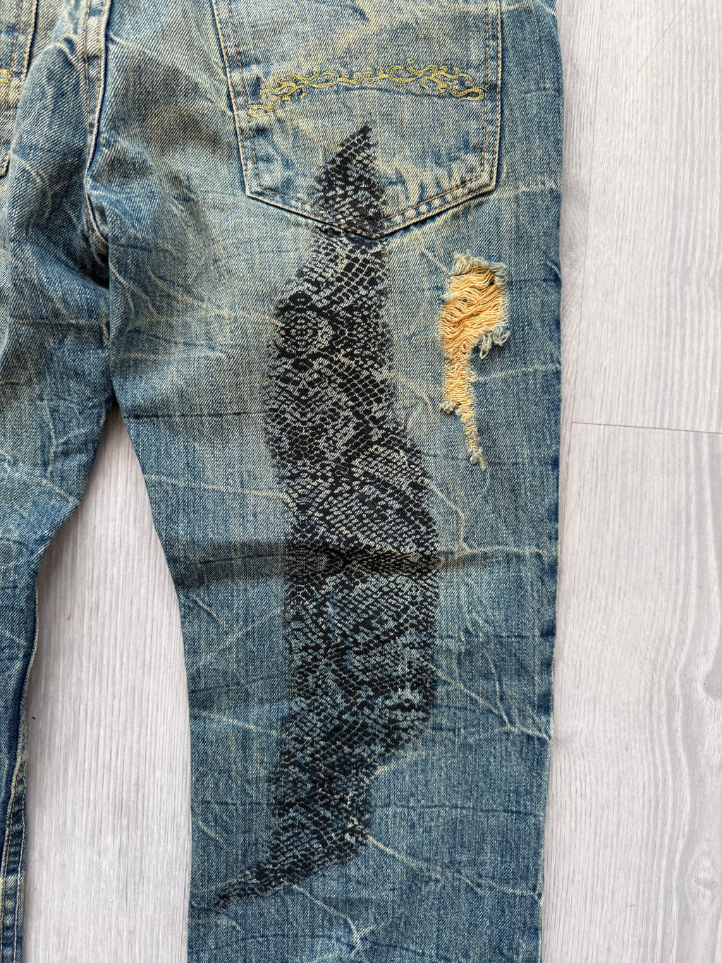 Baggy jeans with lace print