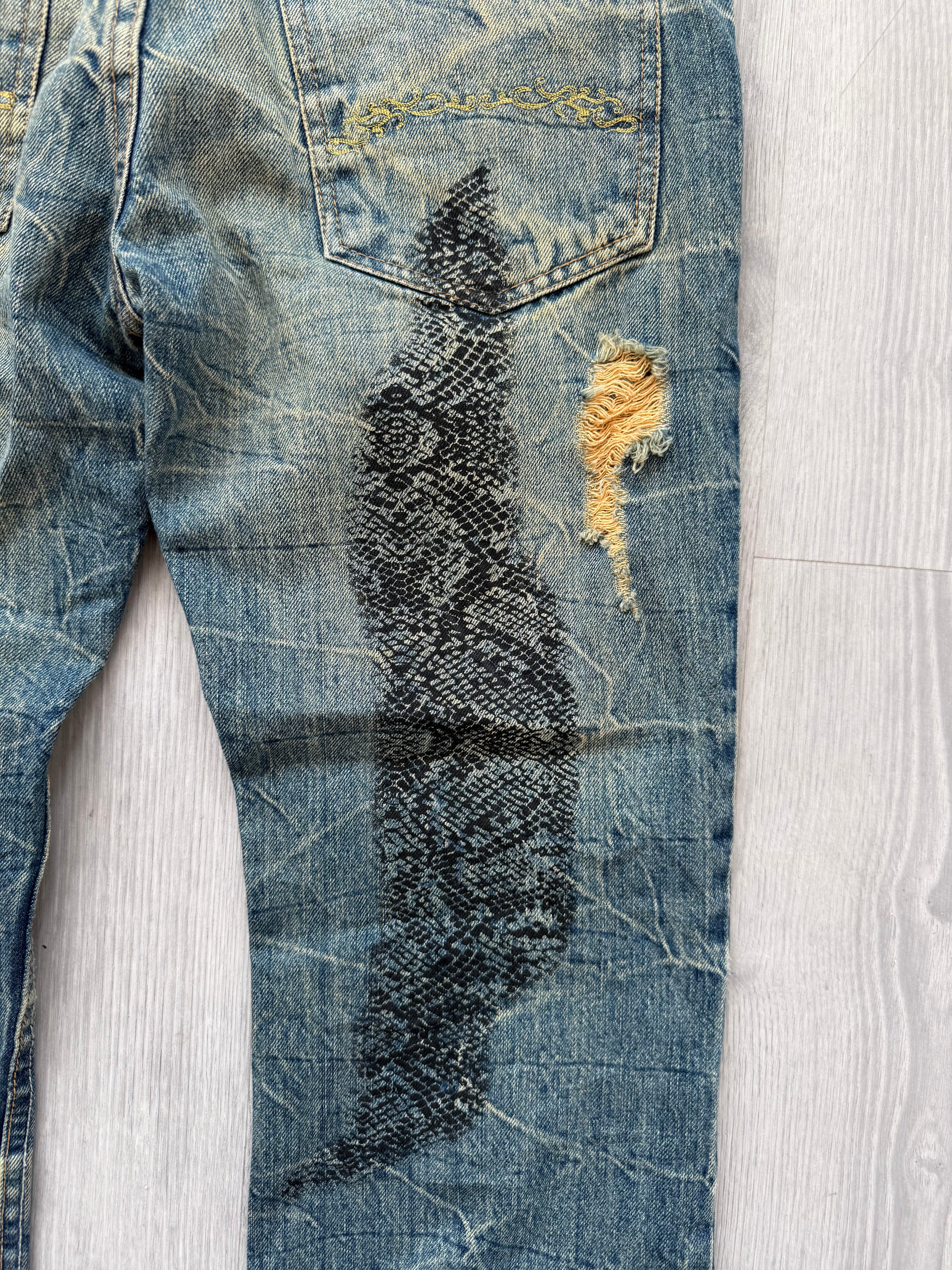Baggy jeans with lace print