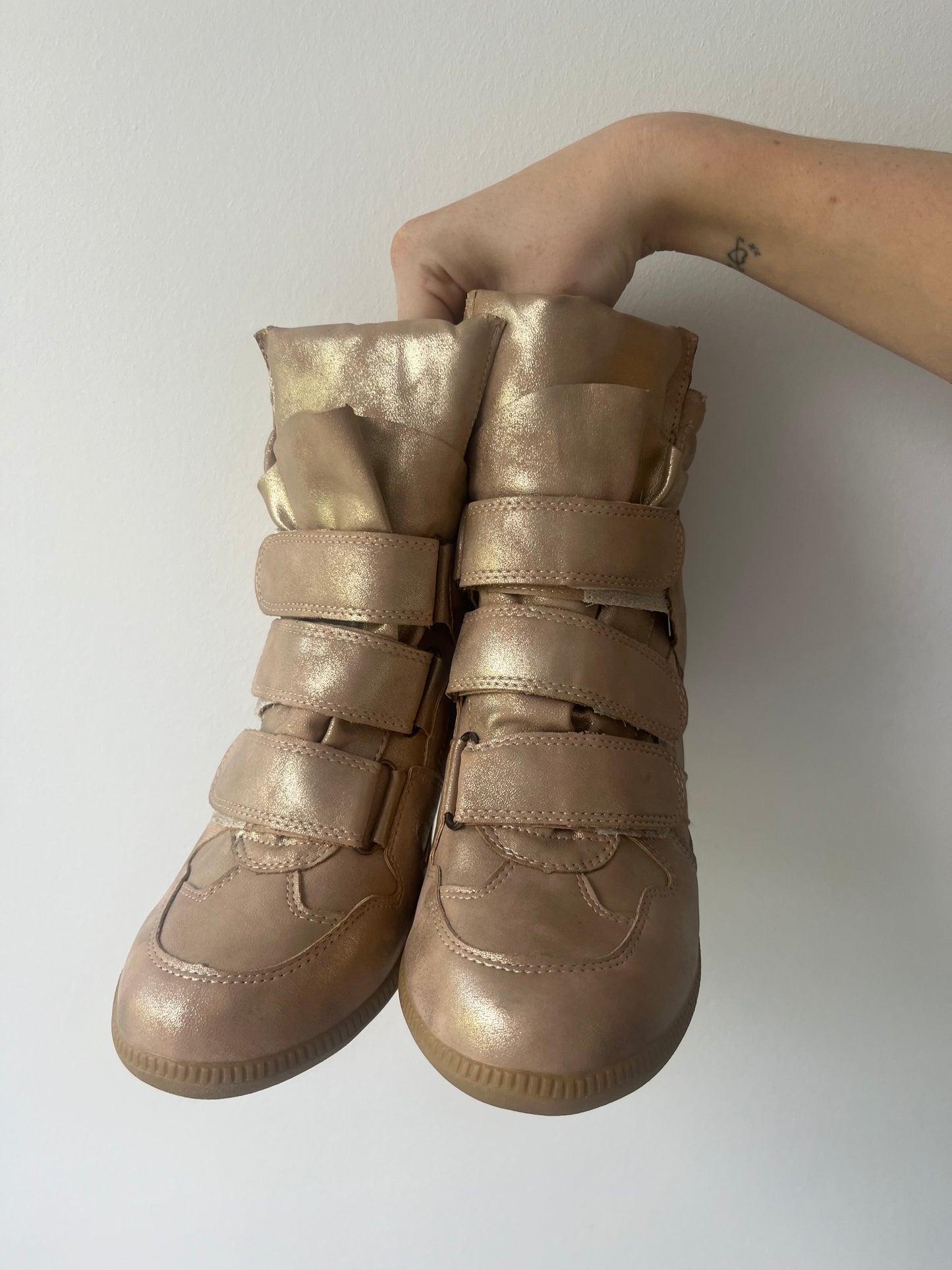 Golden wedge sneaker